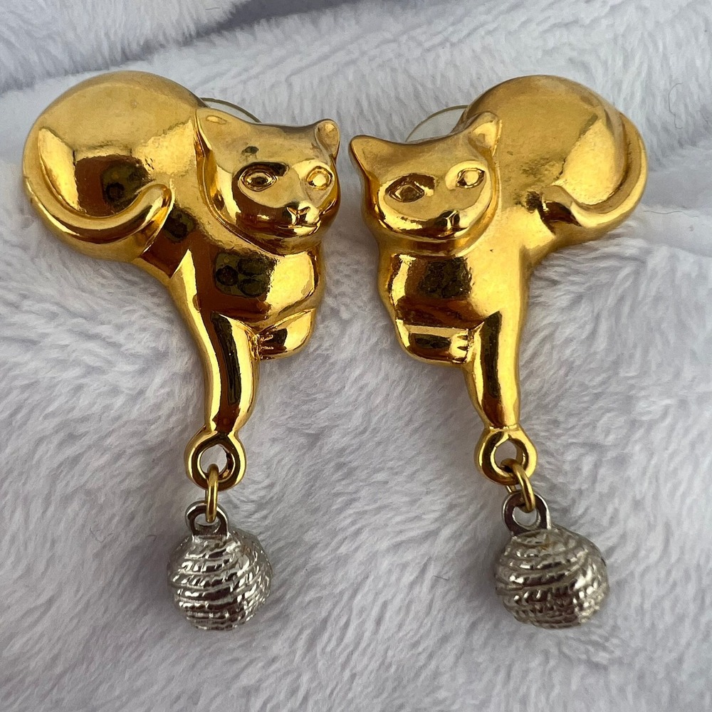 Vintage‎ Gold Tone Cat Earrings with Dangling Yarn Ball – Whimsical Kitty Studs